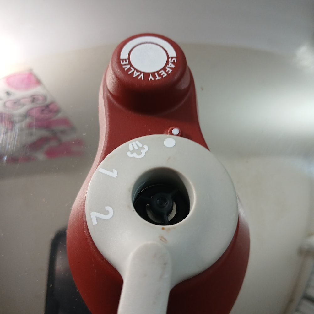 Silver and Red Pressure Cooker 4L - Picture 6 of 15